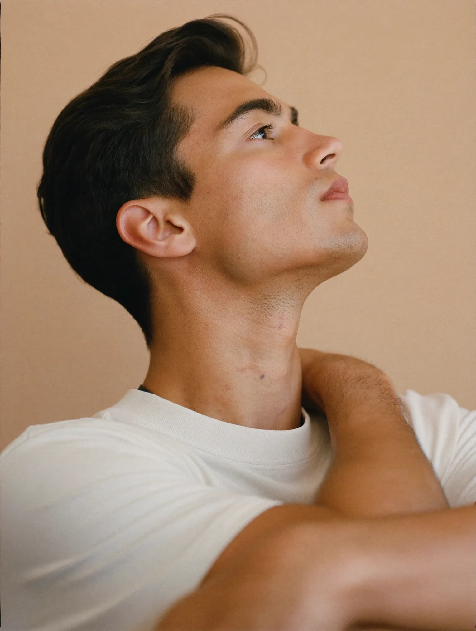Hombre de perfil con mandíbula y cuello depilados