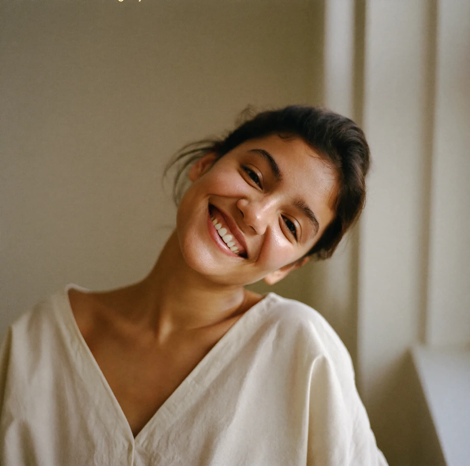 Clienta sonriendo, piel sana y luminosa