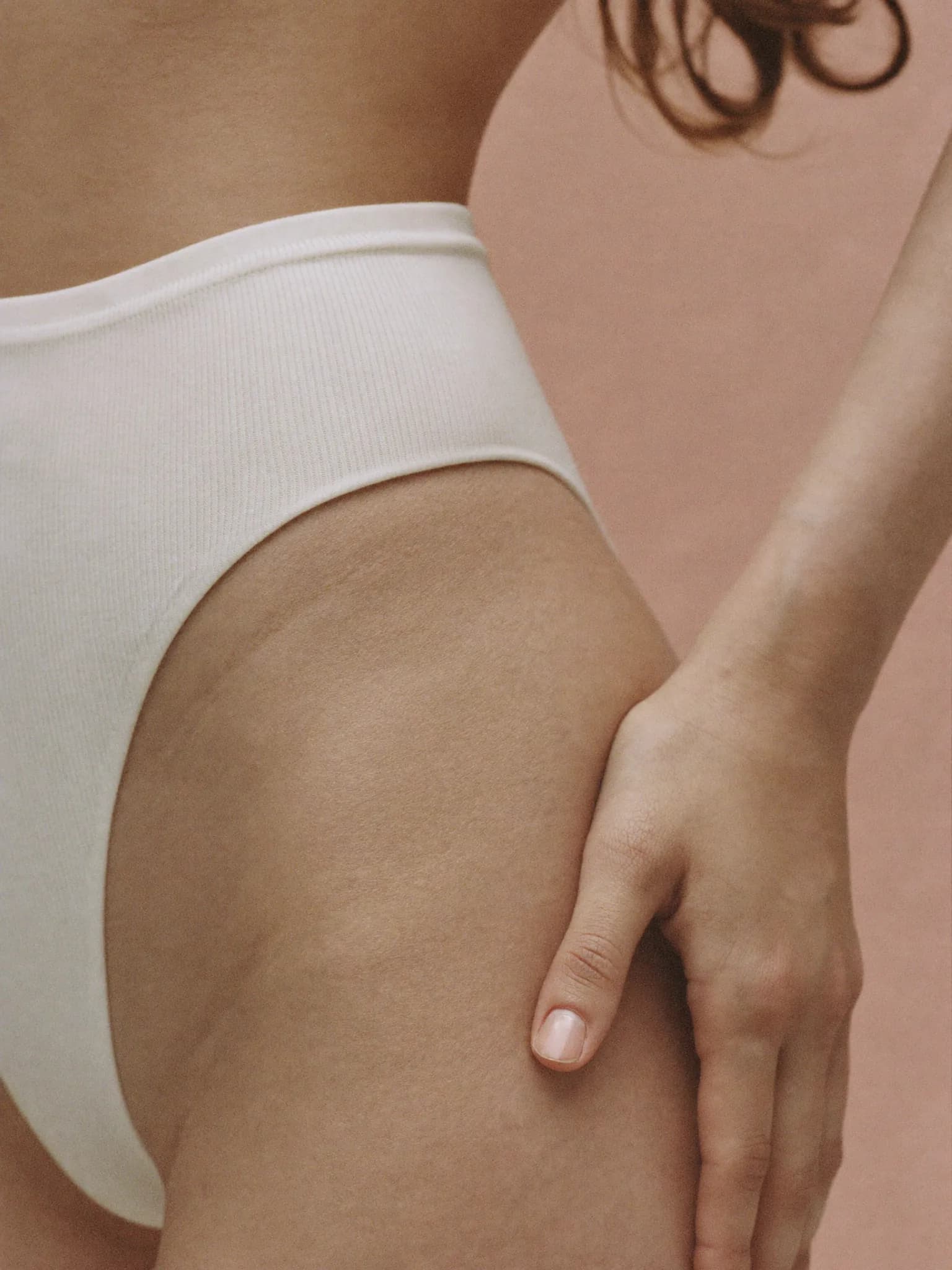Detalle de cintura y cadera con piel lisa